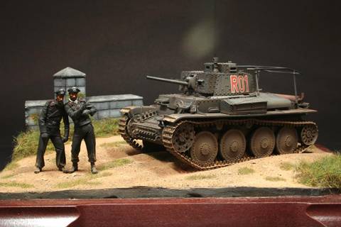 Peque&ntilde;o diorama en el que la atenci&oacute;n recae sobre dos conductores de un Pz.BfWg 38(t) Ausf.G 