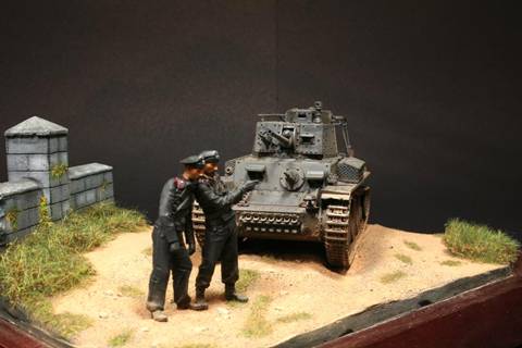 Peque&ntilde;o diorama en el que la atenci&oacute;n recae sobre dos conductores de un Pz.BfWg 38(t) Ausf.G 