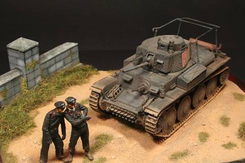 Peque&ntilde;o diorama en el que la atenci&oacute;n recae sobre dos conductores de un Pz.BfWg 38(t) Ausf.G 
