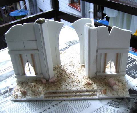 EL terreno esta construido  dando una capa de pasta de escayola e incrustando sobre ella piedras y arenilla antes de su secado.