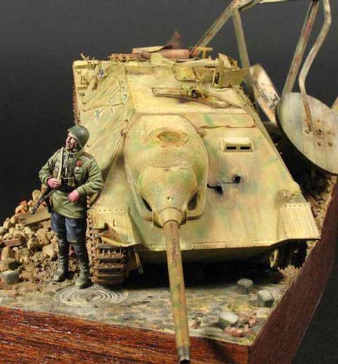 soldado sovietico apoyado sobre un Jagdpanzer 38 Hetzer aleman capturado haciendose la foto de recuerdo