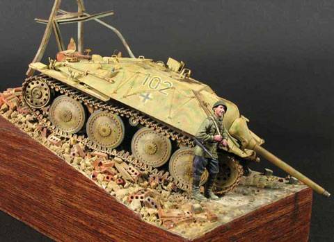 soldado sovietico apoyado sobre un Jagdpanzer 38 Hetzer aleman capturado haciendose la foto de recuerdo