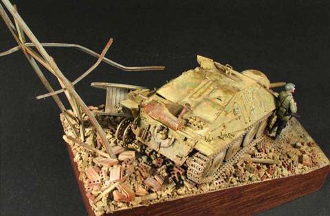 soldado sovietico apoyado sobre un Jagdpanzer 38 Hetzer aleman capturado haciendose la foto de recuerdo