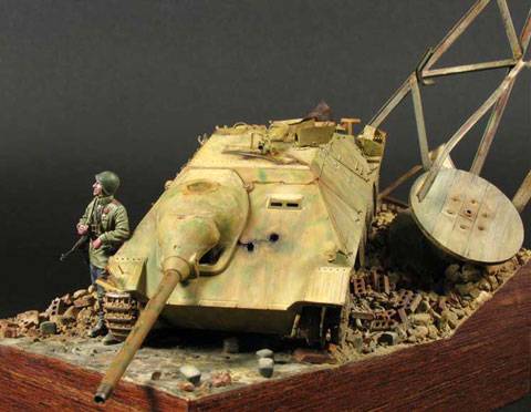soldado sovietico apoyado sobre un Jagdpanzer 38 Hetzer aleman capturado haciendose la foto de recuerdo