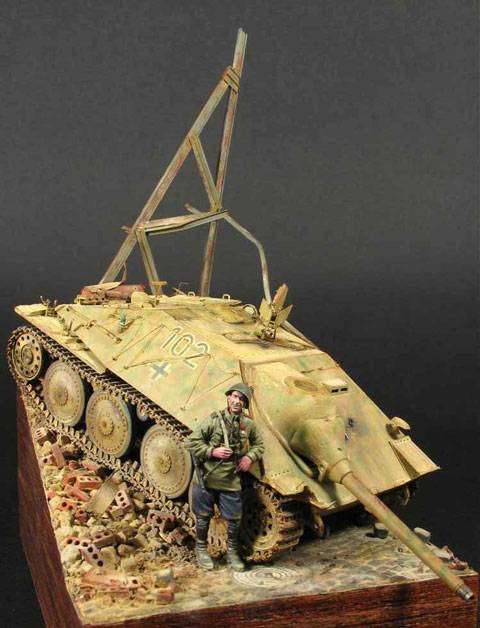 soldado sovietico apoyado sobre un Jagdpanzer 38 Hetzer aleman capturado haciendose la foto de recuerdo