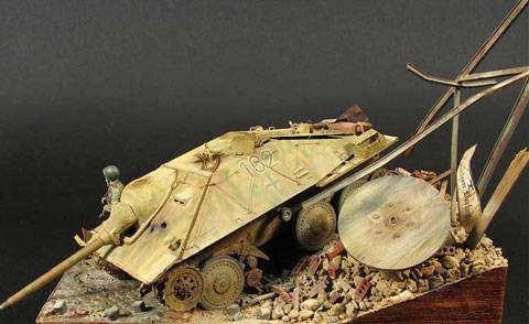 soldado sovietico apoyado sobre un Jagdpanzer 38 Hetzer aleman capturado haciendose la foto de recuerdo