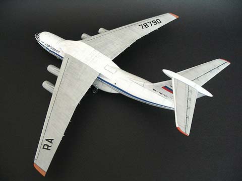 Avion Comercial Ilyushin Il-76 - Escala 1/14