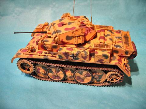 Magn&iacute;fico Modelo de Panzerkampfwagen II (  PzKpfw II ) hecho de un recortable de papel.
