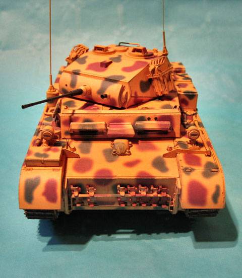 Magn&iacute;fico Modelo de Panzerkampfwagen II (  PzKpfw II ) hecho de un recortable de papel. Foto 2 