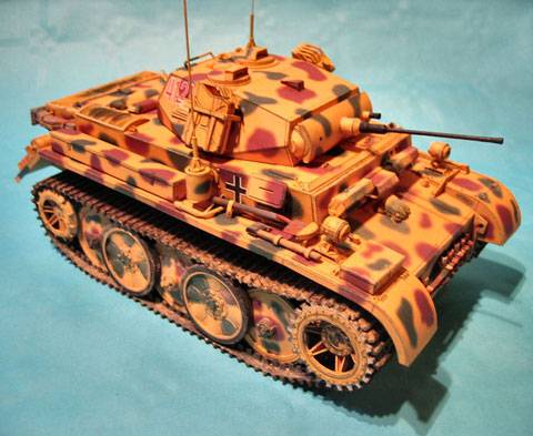 Magn&iacute;fico Modelo de Panzerkampfwagen II (  PzKpfw II ) hecho de un recortable de papel. Foto 3