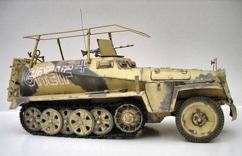 Schutzenpanzerwagen SdKfz 251  (Veh&iacute;culo para usos especiales) hecho de un recortable de papel o cartulina.