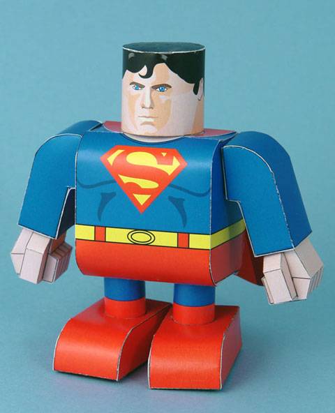 Recortable de papel o cartulina de Superman en la versi&oacute;n infantil. 