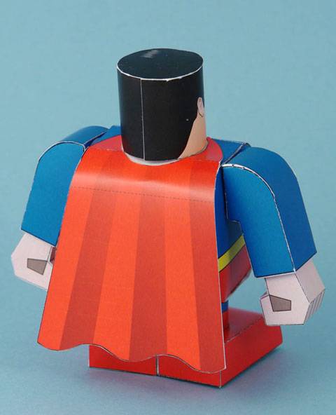 Recortable de papel o cartulina de Superman en la versi&oacute;n infantil. 