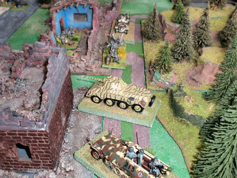 Puma y granaderos Panzer frenando a los Sherman