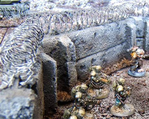 rollo de alambre colocado como defensa en muros en una partida de wargames 