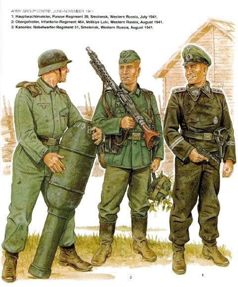 Soldados alemanes en el frente central. El de la izquierda lleva el mono caracteristico para su trabajo, es un asistente de una pieza de gran calibre (lanzacohetes nebelwerfer). El del centro mantiene la uniformidad usada en Polonia con su guerrera m36, es un ametrallador, notese la correa de la bolsa de pan en su casco para hacer camuflaje. Por la derecha se trata de un capitan de panzers que si lleva el uniforme negro, el cinturon es en cuero negro aunque tambien se usaban en marron como comente en la anterior.