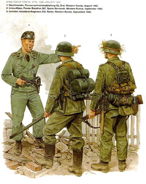 Grupo centro (1942). izquierda: suboficial de panzers con walther p38, uniforme feldgrau. centro: suboficial de ingenieros, con lanzallamas. derecha: cabo, su pala es el modelo plegable, lleva los pantalones por encima de las botas, una costumbre antirreglamentaria muy comun.