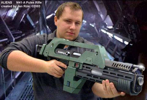 Recortable de Papel del  Rifle de Asalto de Aliens , el Rifle M41 - A Pulse