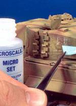 Todas las maquetas en pl&aacute;stico, y algunas de las de resina reproducen las insignias, n&uacute;meros t&aacute;cticos y otras decoraciones de los veh&iacute;culos militares en forma de calcas soportadas sobre papel.