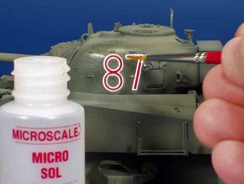 Cuando las calcas ya est&aacute;n colocadas en su lugar definitivo, aplicamos Microsol. Este producto hace que las calcas se adapten a la superficie sobre la que se encuentran, reblandeci&eacute;ndolas.