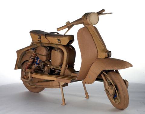Motocicleta Vespa de Carton a escala 1:1
