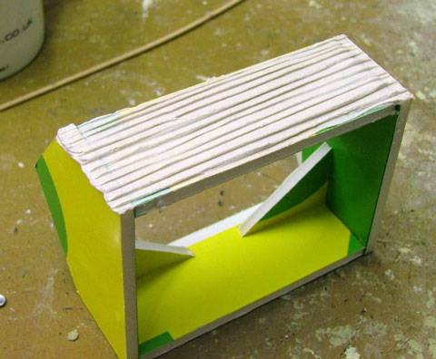 Seguidamente pegamos listones de madera, plastico o cualquier otro tipo de material, aunque en este caso usamos simplemente la pasta de escayola o tapajuntas