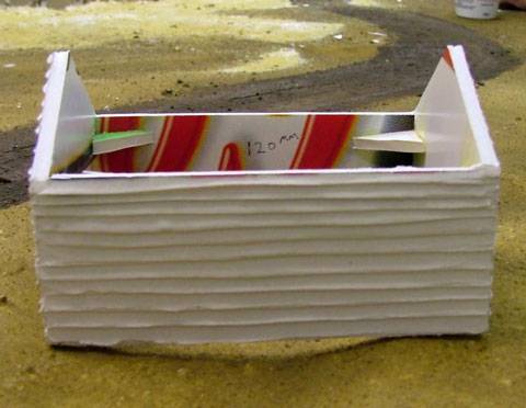 Seguidamente pegamos listones de madera, plastico o cualquier otro tipo de material, aunque en este caso usamos simplemente la pasta de escayola o tapajuntas