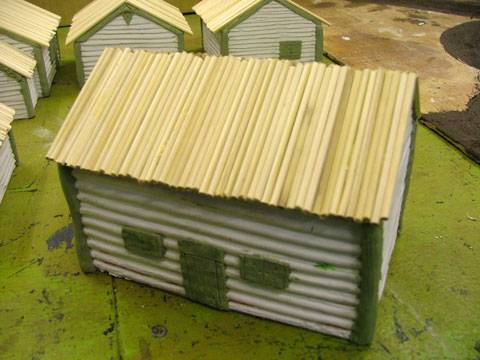 Cortamos a medida dos rectangulos de carton pluma y nos hacemos el tejado siguiendo el mismo orden y los mismos materiales antes citados.