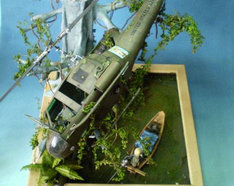 diorama de un Helicoptero UH-1C Derribado 