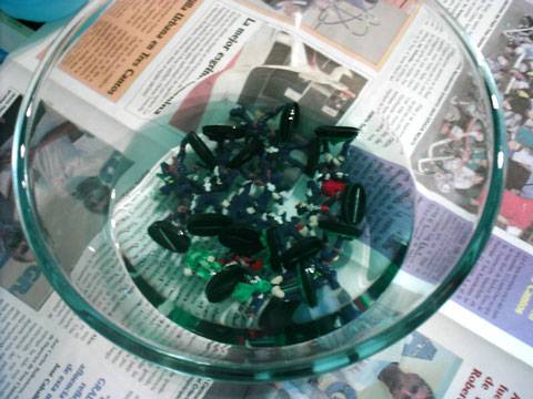 mezclar en el recipiente la misma cantidad de acetona y de alcohol, y a continuaci&oacute;n introducimos las miniaturas en el recipiente