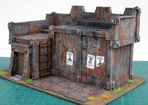 Estupendo edificio imitando la chapa donde podemos subir figuras de wargames de 25 y 28 mm. 