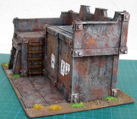 Estupendo edificio imitando la chapa donde podemos subir figuras de wargames de 25 y 28 mm. 