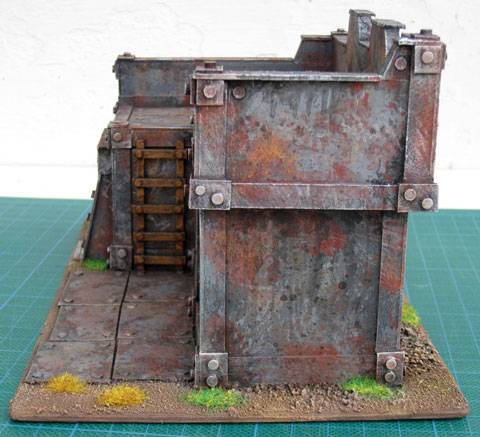 Estupendo edificio imitando la chapa donde podemos subir figuras de wargames de 25 y 28 mm. 