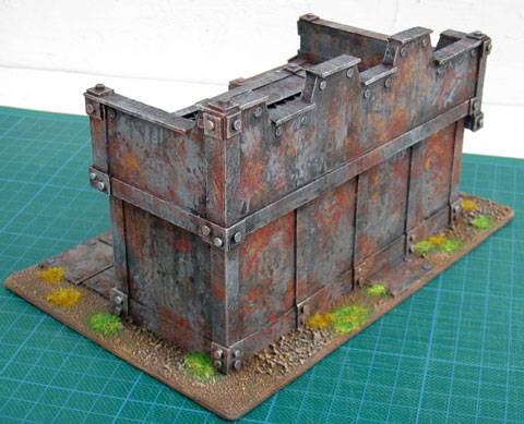 Estupendo edificio imitando la chapa donde podemos subir figuras de wargames de 25 y 28 mm. 