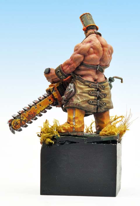 Figura en resina a escala de 30mm. de la casa de miniaturas, Miniature Factory, representando a Uncle Meat, el carnicero de la sierra mec&aacute;nica