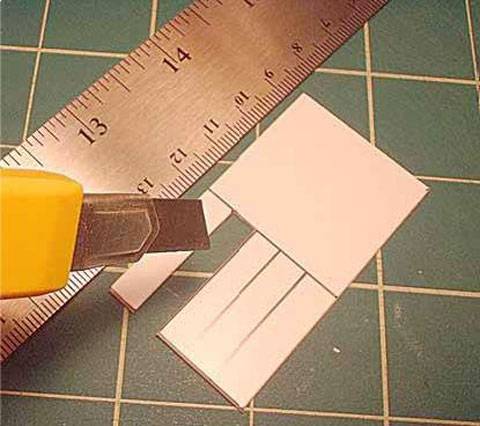 Usando el cuchillo de modelismo corta con cuidado el esta Usando el cuchillo de modelismo corta con cuidado el esta