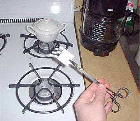Use el fogón de mi cocina como una fuente de calor y sujete el estandarte con unas tenazas hechas por mi a unas 5 o 6 pulgadas Use el fogón de mi cocina como una fuente de calor y sujete el estandarte con unas tenazas hechas por mi a unas 5 o 6 pulgadas