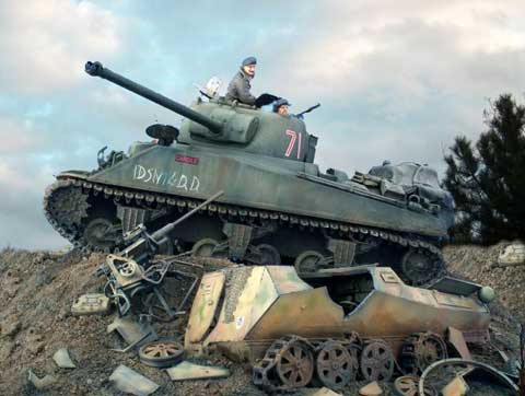 Diorama a escala 1/35 de un Sherman en combate pasando al lado de restos de otros vehiculos.