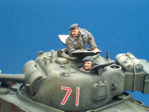 Diorama a escala 1/35 de un Sherman en combate pasando al lado de restos de otros vehiculos.