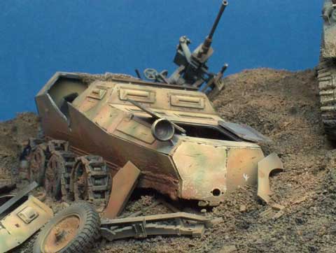Diorama a escala 1/35 de un Sherman en combate pasando al lado de restos de otros vehiculos.