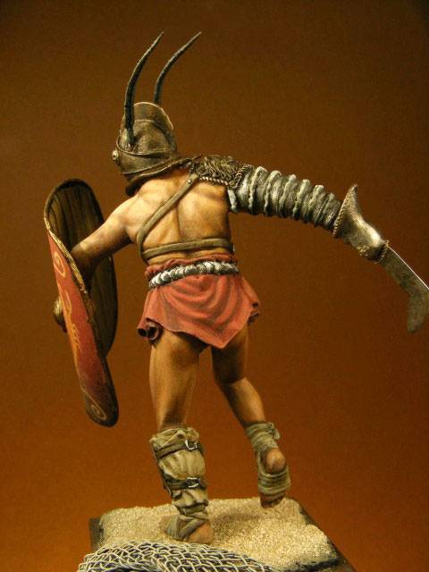La vi&ntilde;eta representa la figura de un gladiador durante los juegos del Circo Romano en combate en posicion de defensa