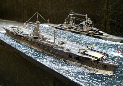 Portaviones DKM Graf Zeppelin alem&aacute;n a escala 1/720 de la casa de maquetas Revell.