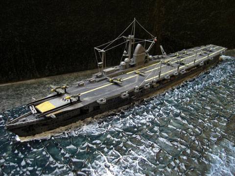 Portaviones DKM Graf Zeppelin alem&aacute;n a escala 1/720 de la casa de maquetas Revell.