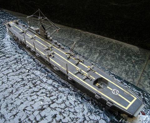Portaviones DKM Graf Zeppelin alem&aacute;n a escala 1/720 de la casa de maquetas Revell.