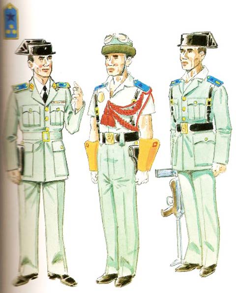 Capitan en uniforme de gala fuera de formacion (1960-69) Motorista de la Escolta del Gobernador en uniforme de Gala (1968) Cabo 1&ordm; en uniforme de Formaci&oacute;n en Diario (1960-69)