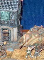 Escena a escala 1/72 de una accion de guerra en la que dos soldados norteamericanos se defienden del enemigo escudandose detras de un carro de combate alem&aacute;n, un Hetzer 38T.  