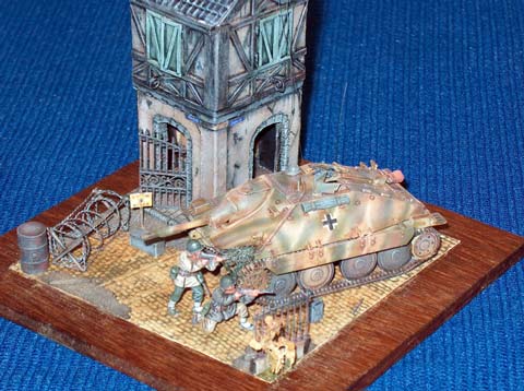 Escena a escala 1/72 de una accion de guerra en la que dos soldados norteamericanos se defienden del enemigo escudandose detras de un carro de combate alem&aacute;n, un Hetzer 38T.  