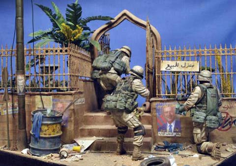 Magn&iacute;fica vi&ntilde;eta/diorama ambientada en Irak de un grupo de soldados peinando una calle casa por casa en busca de terroristas o insurgentes. 
