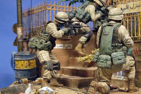 Magn&iacute;fica vi&ntilde;eta/diorama ambientada en Irak de un grupo de soldados peinando una calle casa por casa en busca de terroristas o insurgentes. 