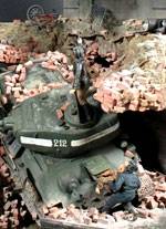 El Tanque Ruso se ha venido abajo del puente tras el derrumbe de este por impactos de las cargas alemanas 